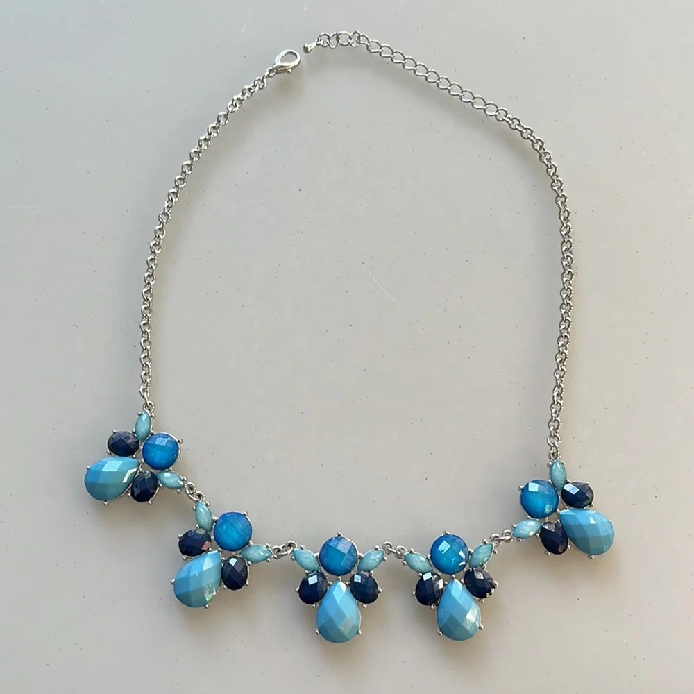 Charming Charlie 3 toned blue necklace on silver chain, costume jewelry - Picture 2 of 5